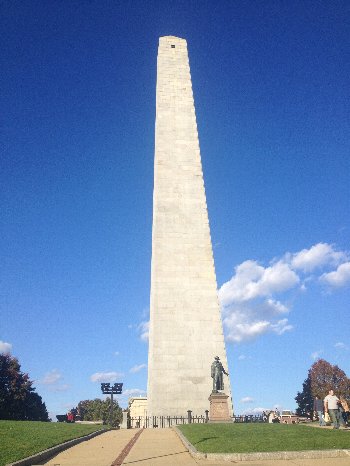 ボストンの歴史的な場所のバンカーヒルの記念碑の写真